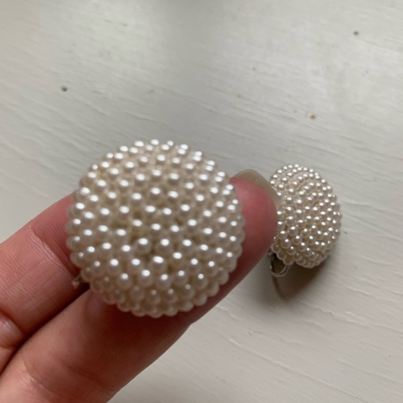 Vintage Pearl clip on earrings - Picture 3 of 4